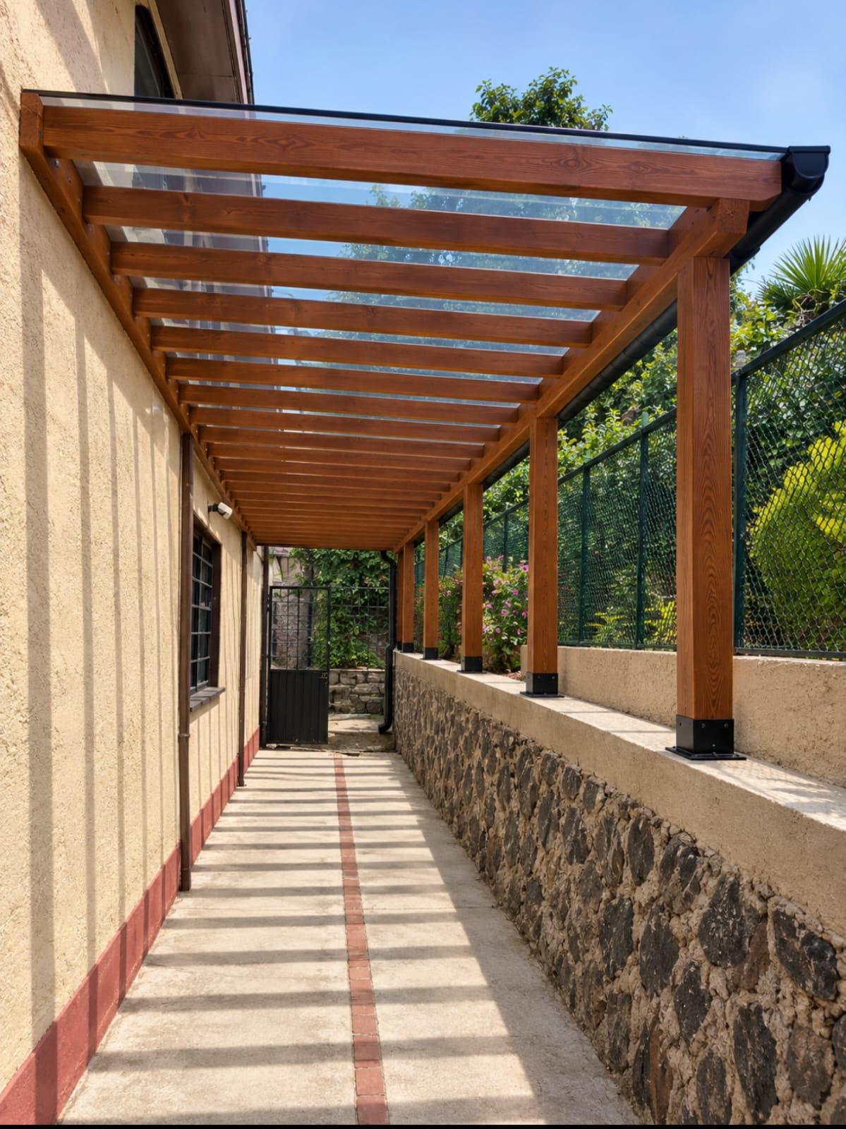 Pérgola de madera y cristal sobre el pasillo de una casa, obra de INMCOM.